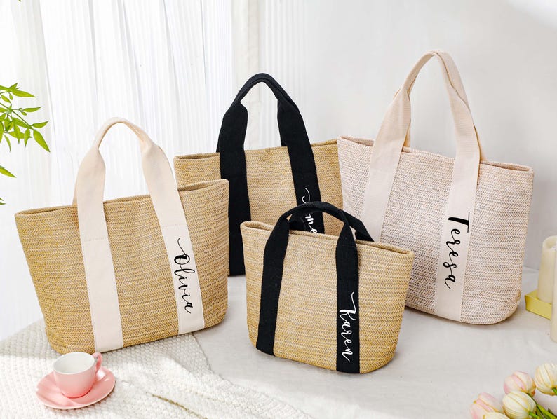 Op de afbeelding: Een set van drie keramische mokken met een gespikkelde, matte afwerking. Elke mok heeft een andere kleur: lichtblauw, cr&egrave;me en grijs. De mokken hebben een eenvoudig, modern ontwerp en een comfortabele handgreep.
