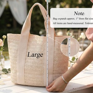 Op de afbeelding: Een set van drie keramische mokken met een gespikkelde, matte afwerking. De mokken zijn in de kleuren cr&egrave;me, lichtgrijs en donkergrijs. Elke mok heeft een eenvoudig, minimalistisch ontwerp, perfect voor koffie of thee.