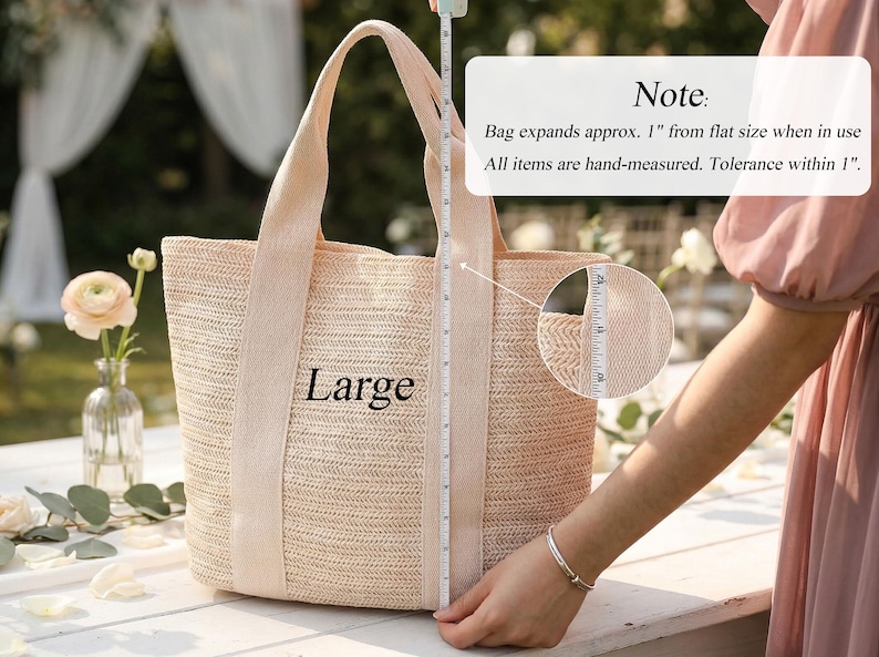 Op de afbeelding: Een set van drie keramische mokken met een gespikkelde, matte afwerking. De mokken zijn in de kleuren cr&egrave;me, lichtgrijs en donkergrijs. Elke mok heeft een eenvoudig, minimalistisch ontwerp, perfect voor koffie of thee.