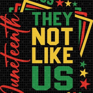 Peut inclure: Conception graphique avec le mot "Juneteenth" en script rouge et les mots "THEY NOT LIKE US" en lettres majuscules vertes et jaunes. Le nombre "1865" est en vert, avec des étoiles et des formes géométriques rouges, jaunes et vertes.