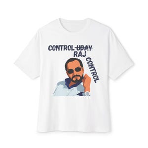 Könnte beinhalten: Ein weißes kurzärmeliges T-Shirt mit einer grafischen Illustration einer bärtigen Person mit Sonnenbrille und hellblauem Hemd. Der Text lautet CONTROL UDAY RAJ CONTROL, wobei das Wort UDAY in dunkelblauer, abgenutzter Schrift durchgestrichen ist.