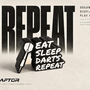 Op de afbeelding: Een zwarte schuimrubberen dart-houder met een wit dart-icoon en de tekst EAT SLEEP DARTS REPEAT. De achtergrond bevat de grote tekst REPEAT, de zin ORGANIZE. DISPLAY. PLAY MORE. A CLEANER SPACE FOR A SHARPER GAME en de merknaam SHAFTOR.