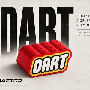 Könnte beinhalten: Ein roter Dartpfeilhalter aus Schaumstoff mit vier Aufbewahrungslöchern und dem Wort DART in weißen Buchstaben auf gelbem und schwarzem Grund. Der Text DART, ORGANIZE. DISPLAY. PLAY MORE. A CLEANER SPACE FOR A SHARPER GAME, und SHAFTOR sind sichtbar.