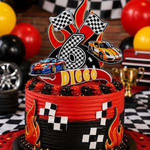 Peut inclure: Un gâteau rond avec un glaçage rouge et noir, décoré de carrés à damier et de découpes de flammes. Une décoration de gâteau présente le chiffre 6, deux drapeaux à damier, deux voitures de course et une bannière rouge avec le texte Diego en jaune.