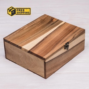 Caja de regalo de madera de nogal / Caja de recuerdo personalizada con tapa / Tamaños personalizados S-XXL / Caja de madera grabada para joyas, perfumes, relojes y regalos