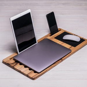 Puede incluir: Juego de tres tazas de cerámica con acabado mate moteado. Las tazas son de color crema, gris claro y gris oscuro. Cada taza tiene un diseño simple y minimalista, ideal para café o té.