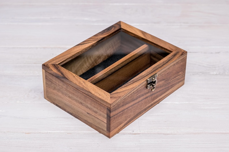 Wooden glasses storage case with removable felt lining