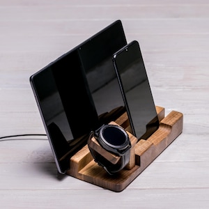 Drewniana stacja dokująca do Samsunga | Podstawka ładująca do Galaxy Watch | Organizer do dokowania telefonu i tabletu z orzecha włoskiego, prezent dla mężczyzn, spersonalizowany prezent