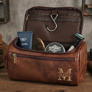 Personalized Leather Toiletry Bag for Groomsmen, Engraved Dopp Kit, Best Man Gift, Wedding Party Gift