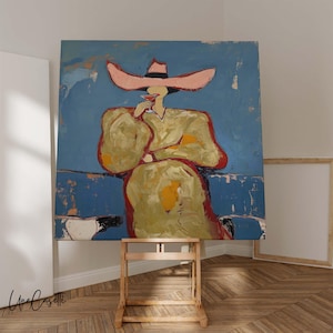 K&ouml;nnte beinhalten: Abstrakte Malerei einer Figur mit gro&szlig;em rosa Hut, die einen Cocktail h&auml;lt. Die Figur tr&auml;gt ein gelbes und goldenes Outfit vor blauem Hintergrund. Das Kunstwerk wird auf einer h&ouml;lzernen Staffelei in einem Raum mit Holzboden ausgestellt.