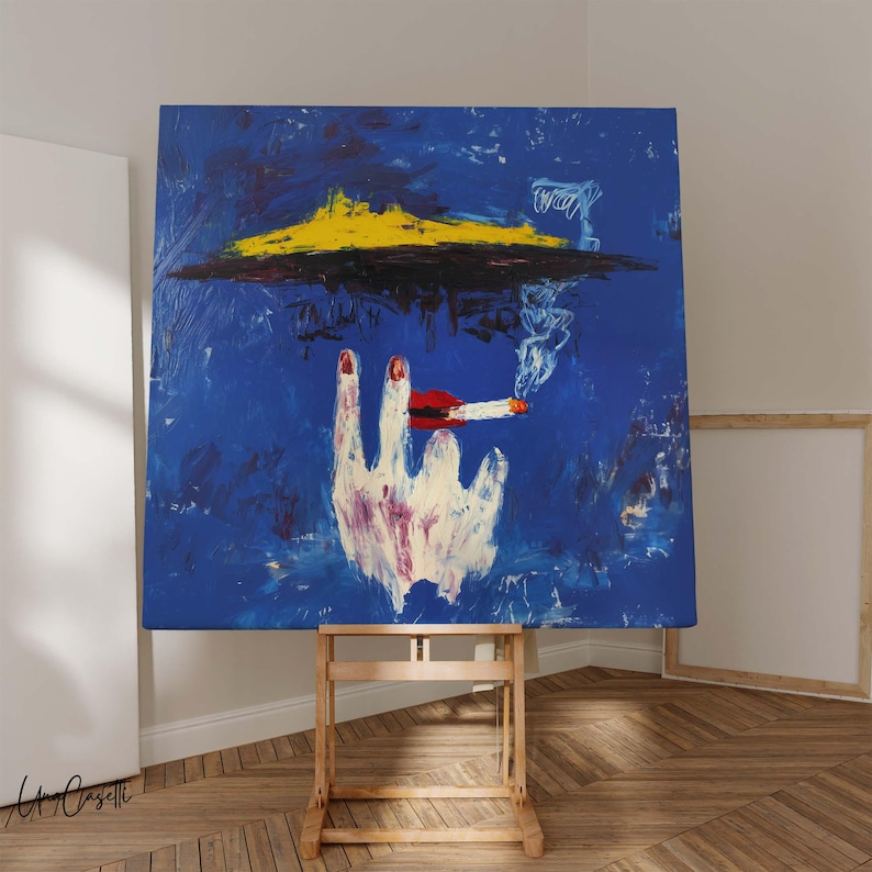 Pu&ograve; includere: Dipinto astratto su sfondo blu, raffigurante una mano bianca con unghie rosse che tiene una sigaretta accesa. Una forma gialla e nera &egrave; sopra la mano. L'opera d'arte &egrave; esposta su un cavalletto di legno.