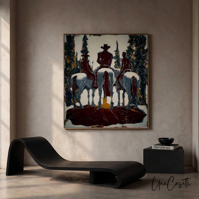 Puede incluir: Pintura abstracta enmarcada en oro que representa a tres figuras a caballo en un entorno forestal. La obra de arte utiliza una paleta de rojo, blanco, azul y verde. La pintura cuelga sobre una chaise longue negra y curvada.