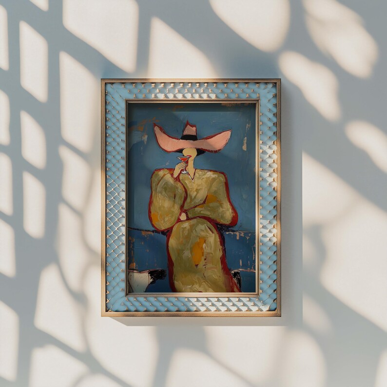K&ouml;nnte beinhalten: Abstrakte Malerei in einem hellblauen und goldenen Rahmen. Das Kunstwerk zeigt eine Figur mit einem gro&szlig;en rosa Hut und einem gelben Kleid, die ein Getr&auml;nk h&auml;lt. Der Hintergrund ist blau.