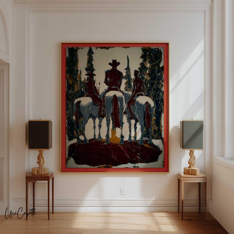 Puede incluir: Pintura abstracta que representa a tres jinetes a caballo en un bosque, enmarcada en rojo. La obra utiliza azules, rojos y verdes. El cuadro cuelga sobre una mesa auxiliar de madera con una l&aacute;mpara.