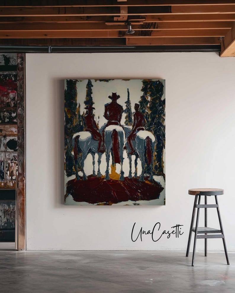 Puede incluir: Una pintura abstracta representa a tres jinetes a caballo frente a un fondo de bosque. La obra de arte utiliza rojos profundos, azules y blancos, con pinceladas visibles. La pintura est&aacute; firmada "Una Casetti".