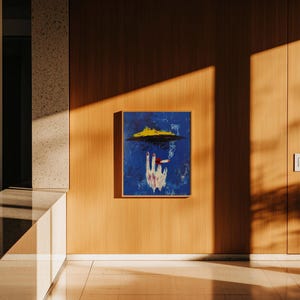 Pu&ograve; includere: Un dipinto astratto con sfondo blu, una forma gialla e forme bianche e rosse a forma di mano. L'opera &egrave; incorniciata in una cornice di legno e appesa a una parete rivestita di legno. L'immagine &egrave; ben illuminata dalla luce naturale.