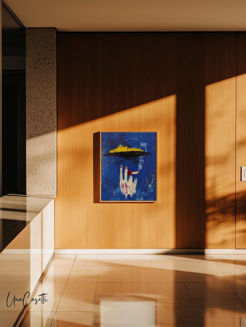 Pu&ograve; includere: Un dipinto astratto con sfondo blu, una forma gialla e forme bianche e rosse a forma di mano. L'opera &egrave; incorniciata in una cornice di legno e appesa a una parete rivestita di legno. L'immagine &egrave; ben illuminata dalla luce naturale.