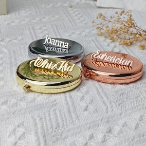 Namensbrosche, personalisierte Namensschilder, Initialen Broschen, Monogramm Broschen, Namensbroschen, Brautjungfer Geschenke, Geburtstag Weihnachtsgeschenke