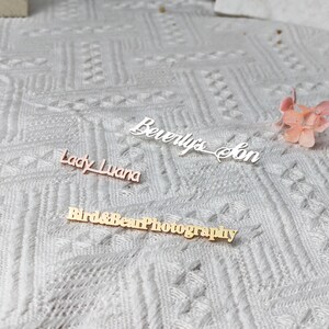 Broche con nombre de oro, joyería con nombre personalizada, broche con nombre personalizado, broche de oro rosa, broche con letra, regalos para damas de honor, regalos de cumpleaños