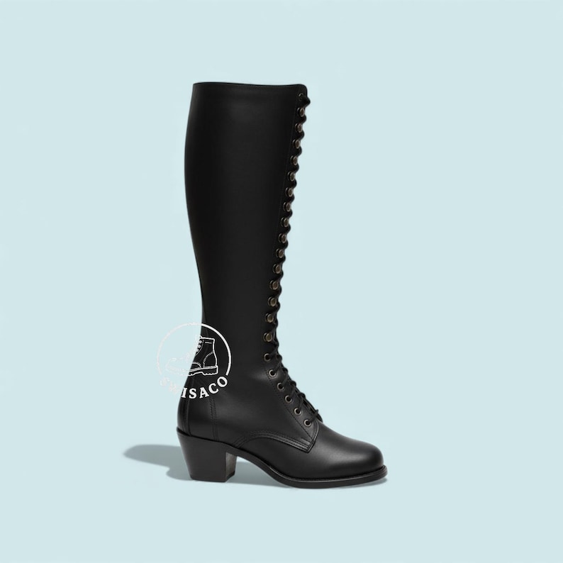 K&ouml;nnte beinhalten: Ein hoher, schwarzer Lederstiefel mit Schn&uuml;rung und kleinem Blockabsatz. Der Stiefel reicht bis zum Knie und hat eine Reihe von &Ouml;sen f&uuml;r die Schn&uuml;rsenkel. Der Hintergrund ist hellblau.