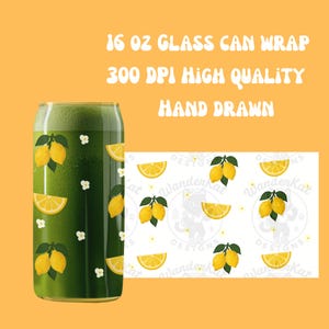 Pode incluir: Uma embalagem de lata de vidro transparente com um design de limão. A embalagem é decorada com limões amarelos, fatias de limão e flores brancas. O texto na imagem diz "16 oz glass can wrap", "300 DPI high quality" e "hand drawn".