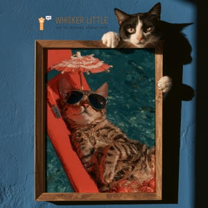 Puede incluir: Una lámina enmarcada con un gato atigrado con gafas de sol oscuras, descansando en un flotador rojo bajo una sombrilla a rayas rojas y blancas. El texto "WHISKER LITTLE" aparece arriba. Un gato real en blanco y negro se ve arriba.