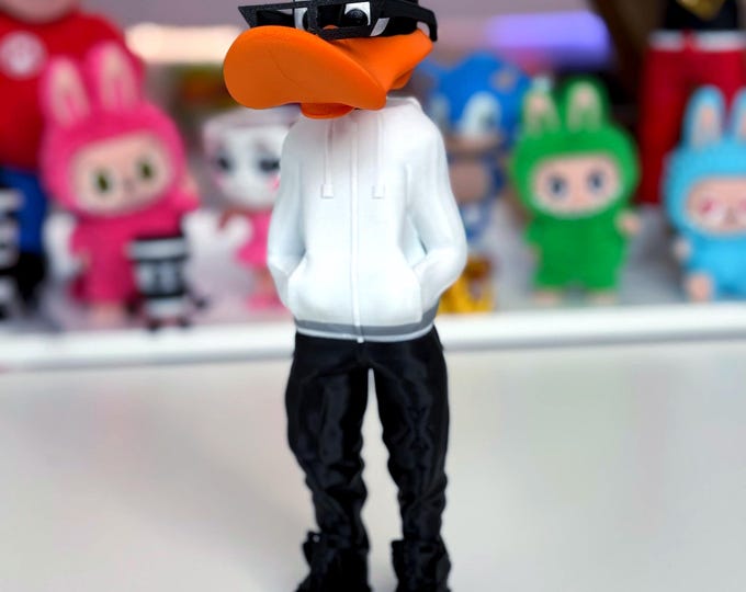 Daffy Duck urban decoration figure, 19 cm. The most modern Daffy Duck with Nike sneakers and glasses. Daffy Duck Urban Figure, Looney Tunes.