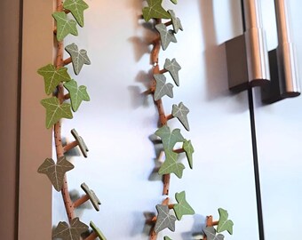 Fridge magnet simulating ivy, its removable leaves are magnetized to refrigerators and metal. Articulated decorative plant
