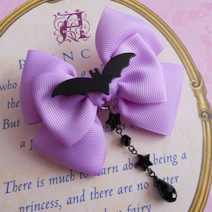 pastel goth Petit nœud lavande avec chauve-souris noire et pince à cheveux ou broche en perles noires