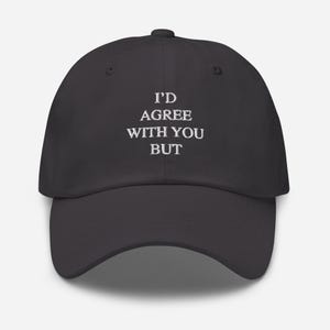 以下が含まれることがあります： 「I'd agree with you but」の白い刺繍が入った濃いグレーの野球帽。つばがカーブしており、上部にボタンが付いています。カジュアルなアクセサリーです。
