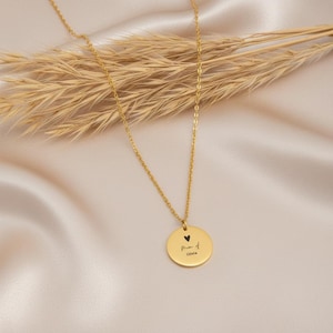 Personalized necklace with engraving for mothers as a gift for the birth of their child, featuring the child's name
