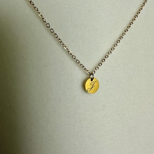 Collar minimalista con pequeño colgante con iniciales de letras para mujeres, niñas y adolescentes.