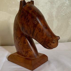 手彫りのトゥヤウッド製馬の頭 | 17 cm モロッコ彫刻 | 素朴な室内装飾 | 送料無料