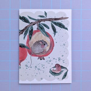 Può includere: Illustrazione ad acquerello di un topo all'interno di un melograno. Il frutto rosso è appeso a un ramo con foglie verdi. Una lumaca riposa su una foglia sottostante. L'opera d'arte ha un'atmosfera stravagante.