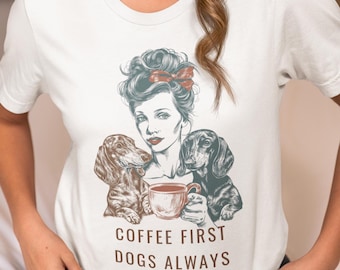 面白いダックスフンドTシャツ、犬好きママTシャツ、コーヒーが第一、犬はいつもTシャツ、ウィーナー犬Tシャツ、面白い犬好きへのギフト、かわいいママTシャツ