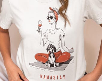 ダックスフンドヨガシャツ、ワインを飲みながらナマステイ、犬好きTシャツ