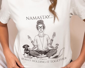 面白いママライフTシャツ - 共感できるママへのギフト、ダックスフンド犬ママTシャツ、疲れたママのユーモアTシャツ、ママへのギフト