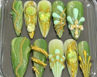 Terra Nails – Uñas postizas verdes de lujo, piedras preciosas 3D, cadenas y cruces doradas, diseño de fantasía gótica hecho a mano, uñas color esmeralda real – TN52