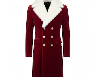 Può includere: Un lungo cappotto doppiopetto in velluto bordeaux con colletto in ecopelliccia bianca. Il cappotto presenta bottoni dorati e un design classico su misura, adatto alle occasioni formali.