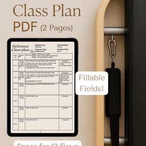 Peut inclure: Un plan de cours de Reformer numérique en PDF de 2 pages, affiché sur une tablette. Le plan comprend des sections pour la concentration musculaire, les accessoires et la durée du cours. Le texte "Fillable Fields!" et "Space for 12 flows" sont également visibles.
