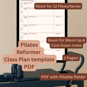 Peut inclure: Un modèle numérique de plan de cours de Pilates Reformer au format PDF, affiché sur une tablette. Le modèle comprend des sections pour l'échauffement, 12 flux et des notes de refroidissement. L'image montre également un appareil de Pilates reformer.