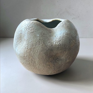 Organisk Keramikvas - Wabi Sabi Skulptural Vassel - Handgjord Stenstruktur, Minimalistisk Heminredning