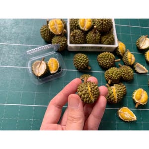 2 st miniatyrer av durianfrukt, mini-matmodell för dockor, miniatyrbakning, miniatyrdockhus med polymerlera-matmodell