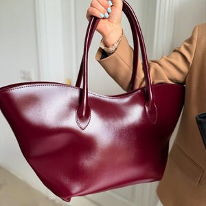 Große Einkaufstasche aus veganem Leder in Marsala – Stilvolle Arbeit oder Schule Umhängetasche mit Reißverschluss und Taschen – Laptop passt – minimalistisches Design