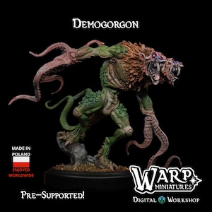 Könnte beinhalten: Eine Demogorgon-Miniaturfigur, ein Monster mit zwei Köpfen, grüner Haut und tentakelartigen Anhängseln. Die Figur steht auf einer schwarzen Basis mit dem Text "DEMOGORGON" darüber. Die Figur ist mit "PRE-SUPPORTED!" gekennzeichnet.