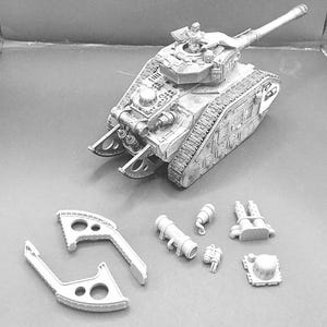 Pode incluir: Modelo de tanque em miniatura detalhado em tons de cinza, com um cano longo e detalhes intrincados das esteiras. Vários componentes separados também estão presentes, incluindo duas peças curvas e várias peças cilíndricas e retangulares. O modelo é provavelmente para amadores ou colecionadores.
