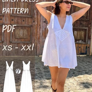 Può includere: Modello di abito in lino bianco in formato PDF, taglie XS-XXL. L'immagine mostra una donna che indossa un abito bianco con scollo a V e dettagli traforati. L'abito ha una vestibilità ampia e rilassata. Lo sfondo è una porta di legno.