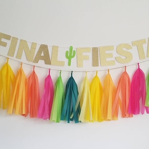 Może przedstawiać: Złota błyszcząca girlanda z napisem "FINAL FIESTA" i zielonymi wycięciami kaktus&oacute;w. Girlanda jest ozdobiona kolorowymi frędzlami z papieru.