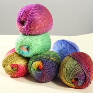 Colorful Gradient Wool Yarn - Perfect for Hand-Knitting, Crochet Yarn, Amigurumi Projects, 22 Gradient Shades, Soft and Cozy Yarn