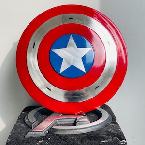 キャプテン・アメリカ ファルコンシールド - マーベル風コスプレ小道具 - スーパーヒーローメタルシールド - キャプテン・アメリカの象徴的なシールド - 最高の贈り物